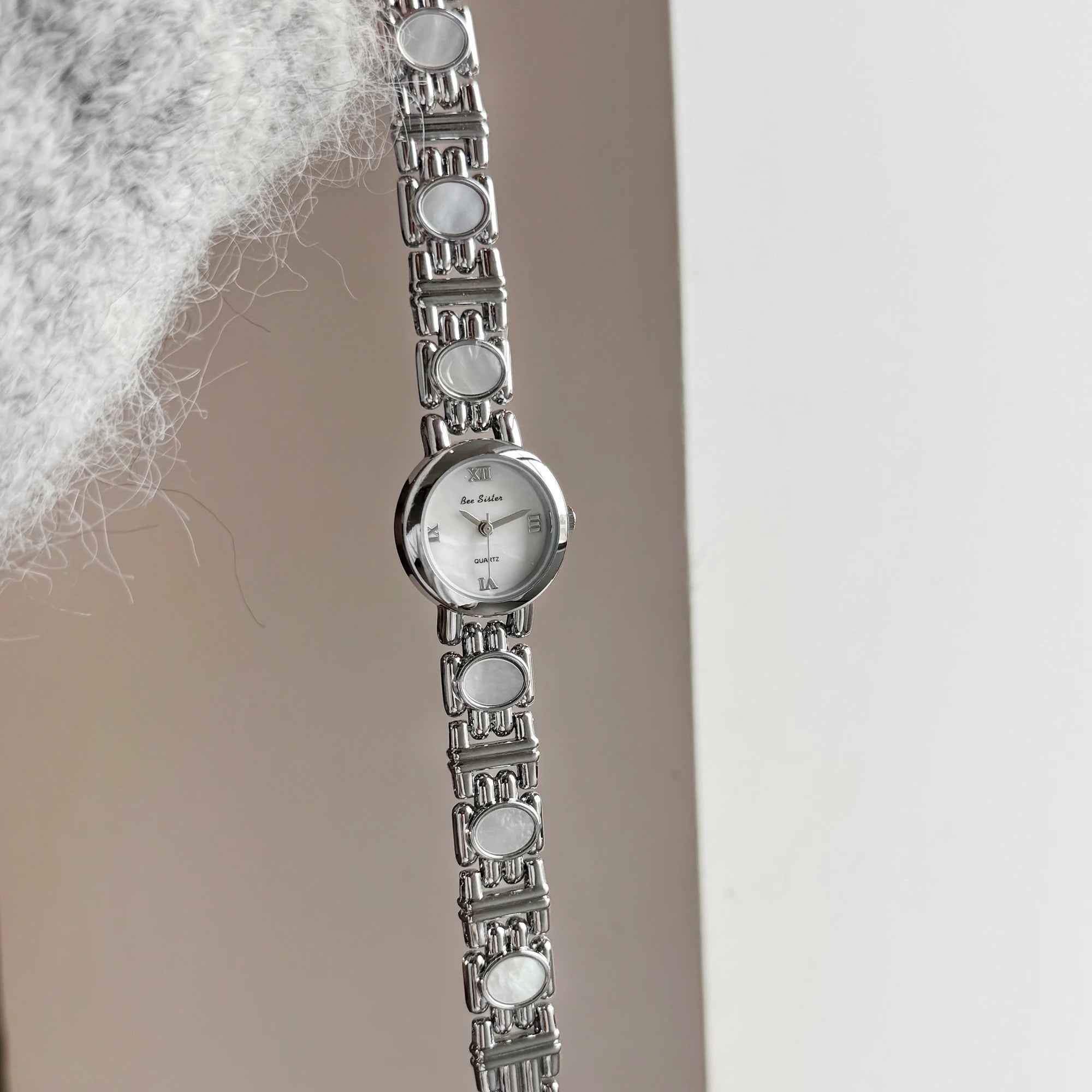 Light Luxury Women's Watches Aurora Natural Shell High Quality Bracelet Quartz Wristwatch Roman Numerals Round Dial Woman Watch