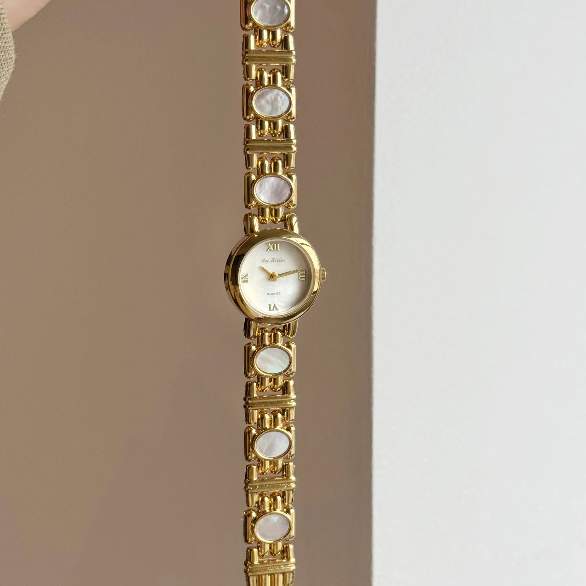 Light Luxury Women's Watches Aurora Natural Shell High Quality Bracelet Quartz Wristwatch Roman Numerals Round Dial Woman Watch