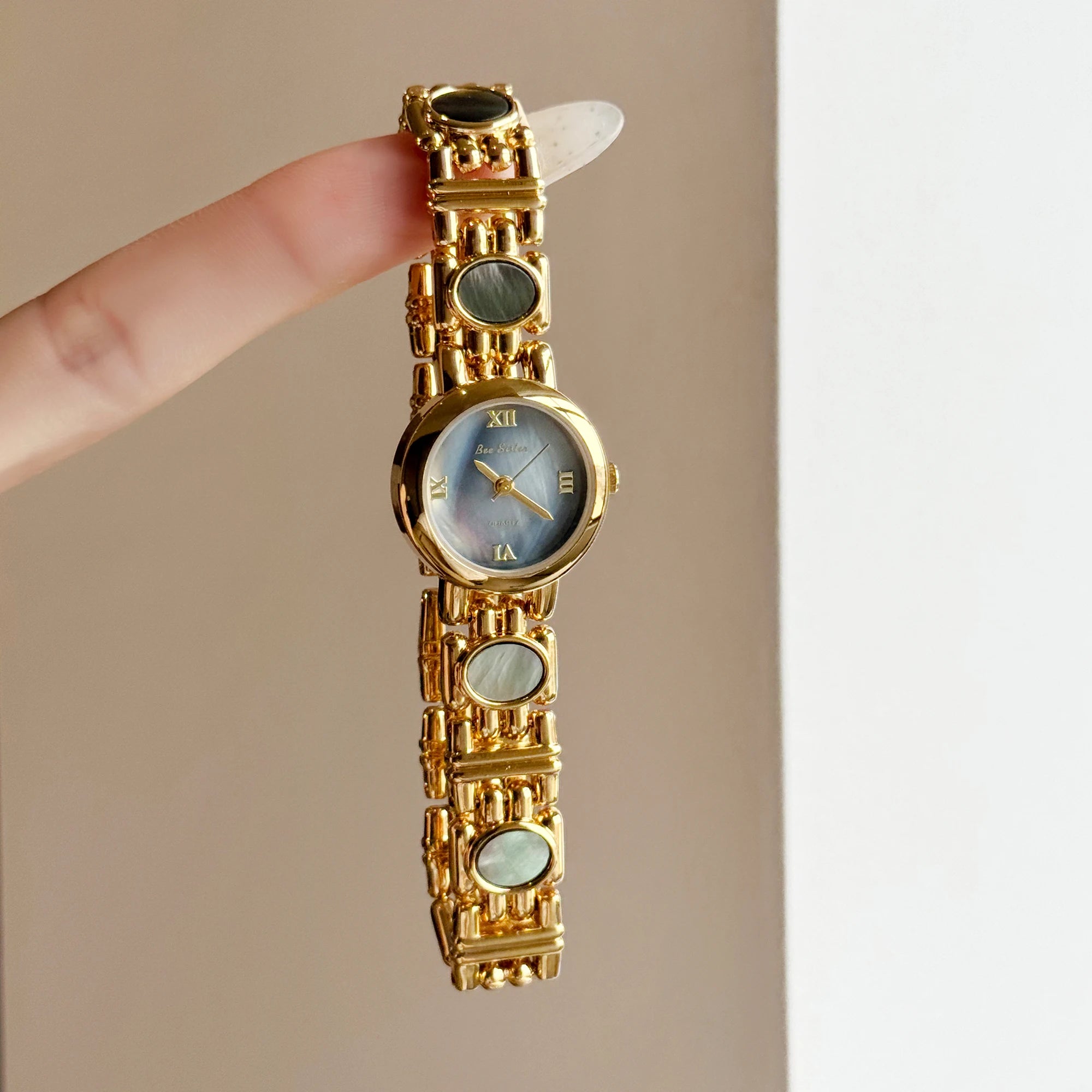 Light Luxury Women's Watches Aurora Natural Shell High Quality Bracelet Quartz Wristwatch Roman Numerals Round Dial Woman Watch